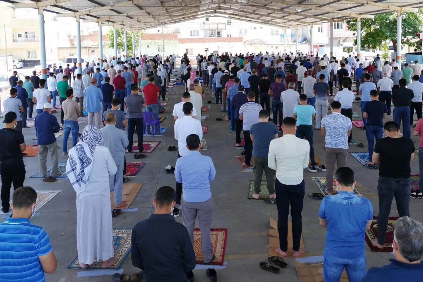 Müslümanlar Cuma namazına akın etti
